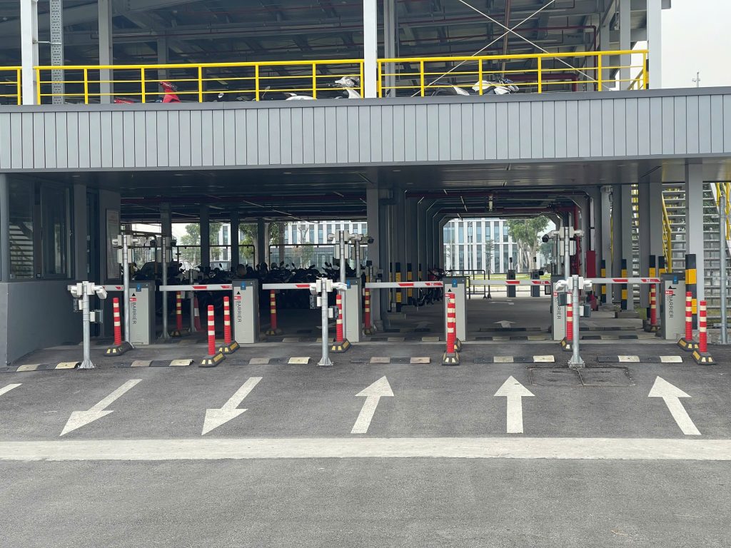 Giải pháp kiểm soát bãi đỗ xe thông minh giúp quản lý xe ra vào tự động, nhận diện biển số, tích hợp barie và phần mềm quản lý tập trung cho chung cư, trung tâm thương mại
